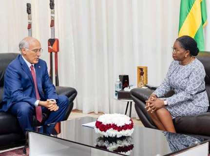 Le Premier ministre, Mme Victoire Tomégah – Dogbé s’est entretenue, le mercredi 29 novembre, au siège du gouvernement à Lomé, avec le Directeur Général (DG) de la BIA – Togo du Groupe Attijariwafa, Abdelouahed El Kiram